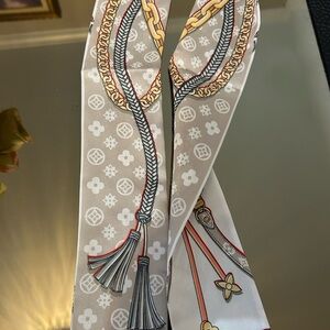 Elegant Beige and White Scarf with Chain and Tassel Design